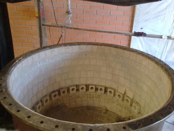 Forno de sinterização de cerâmica técnica com refratários de fabricação própria